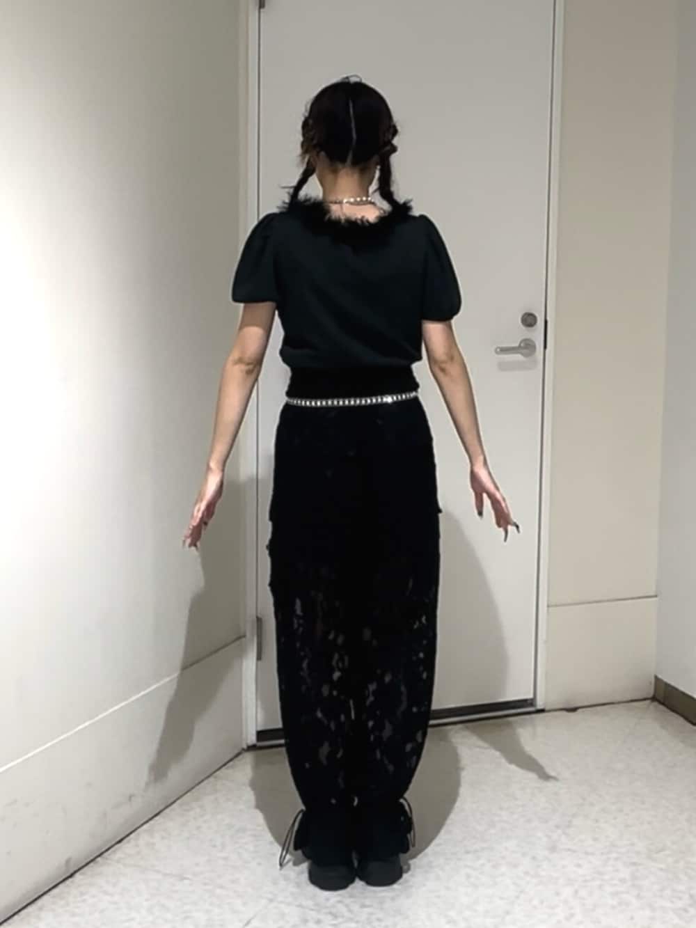 ブラック系のサンダル、ブラック系のその他パンツ、ブラック系のTシャツ/カットソーを着用したレディースの夏コーディネートの4枚目の写真