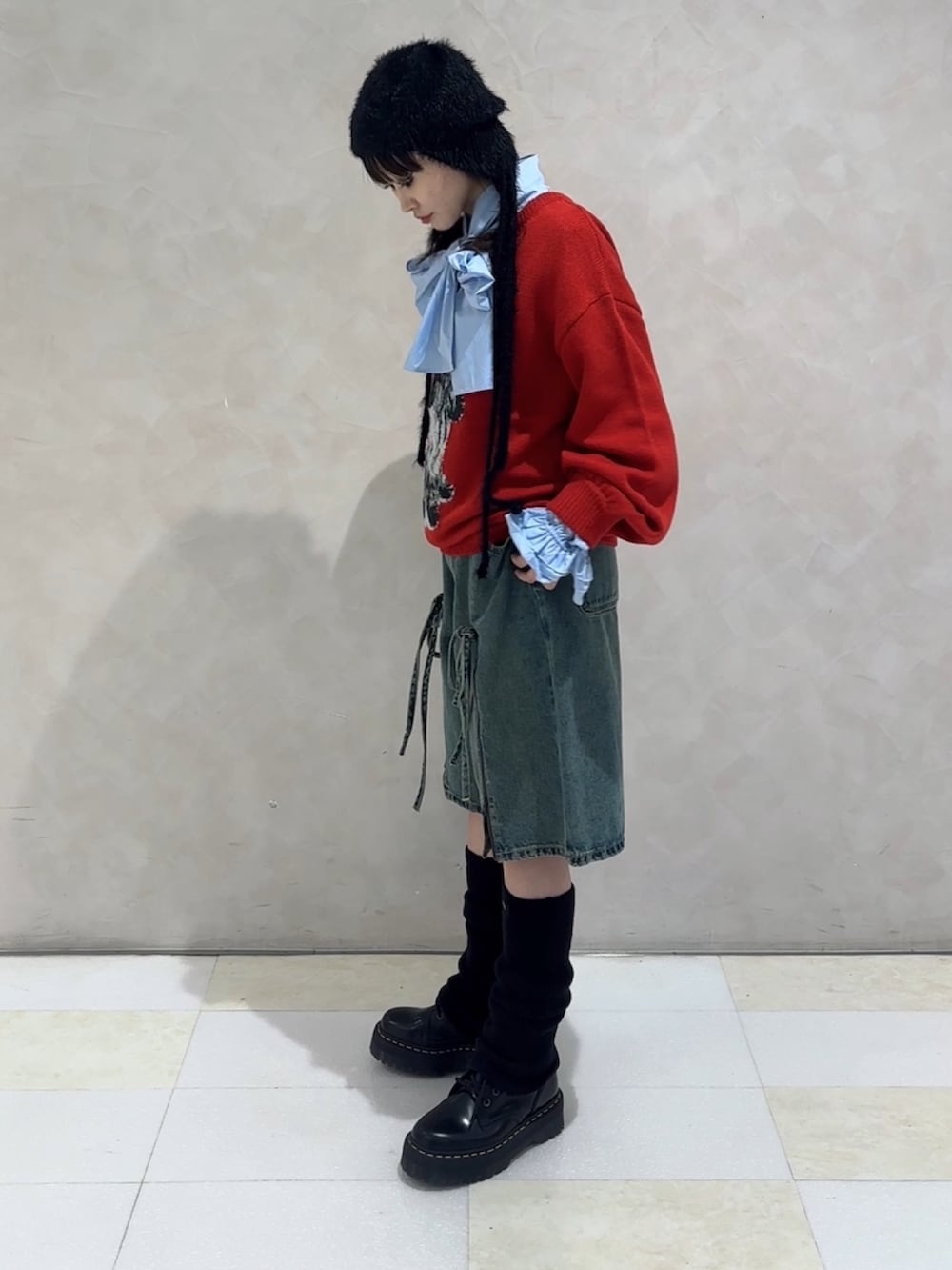 ブルー系のシャツ/ブラウス、レッド系のニット/セーター、ブルー系のデニムパンツを着用したレディースの秋コーディネートの3枚目の写真