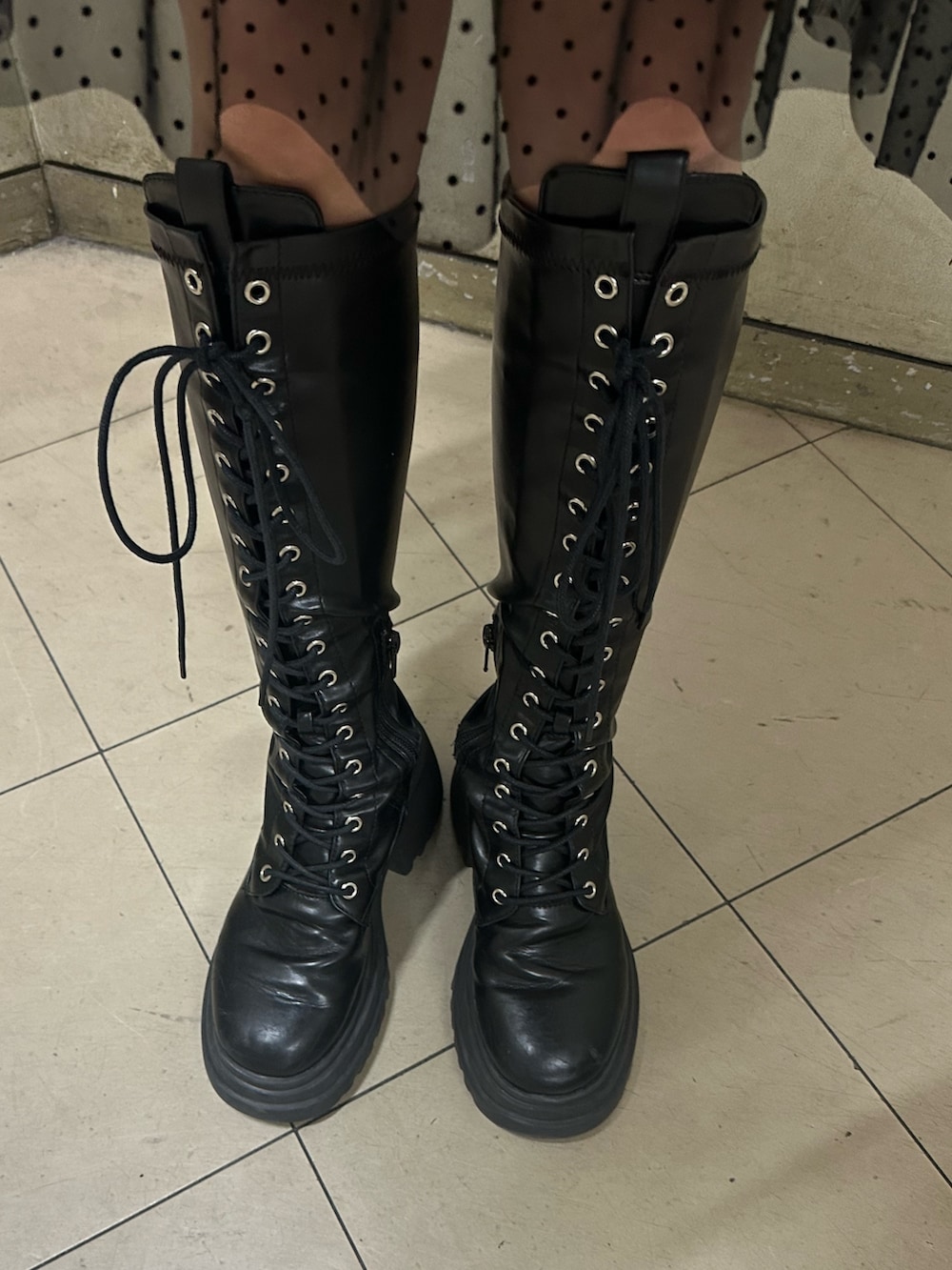 ブラック系のブーツ、ブラック系のワンピース、ブルー系のカーディガン/ボレロを着用したレディースの春コーディネートの9枚目の写真