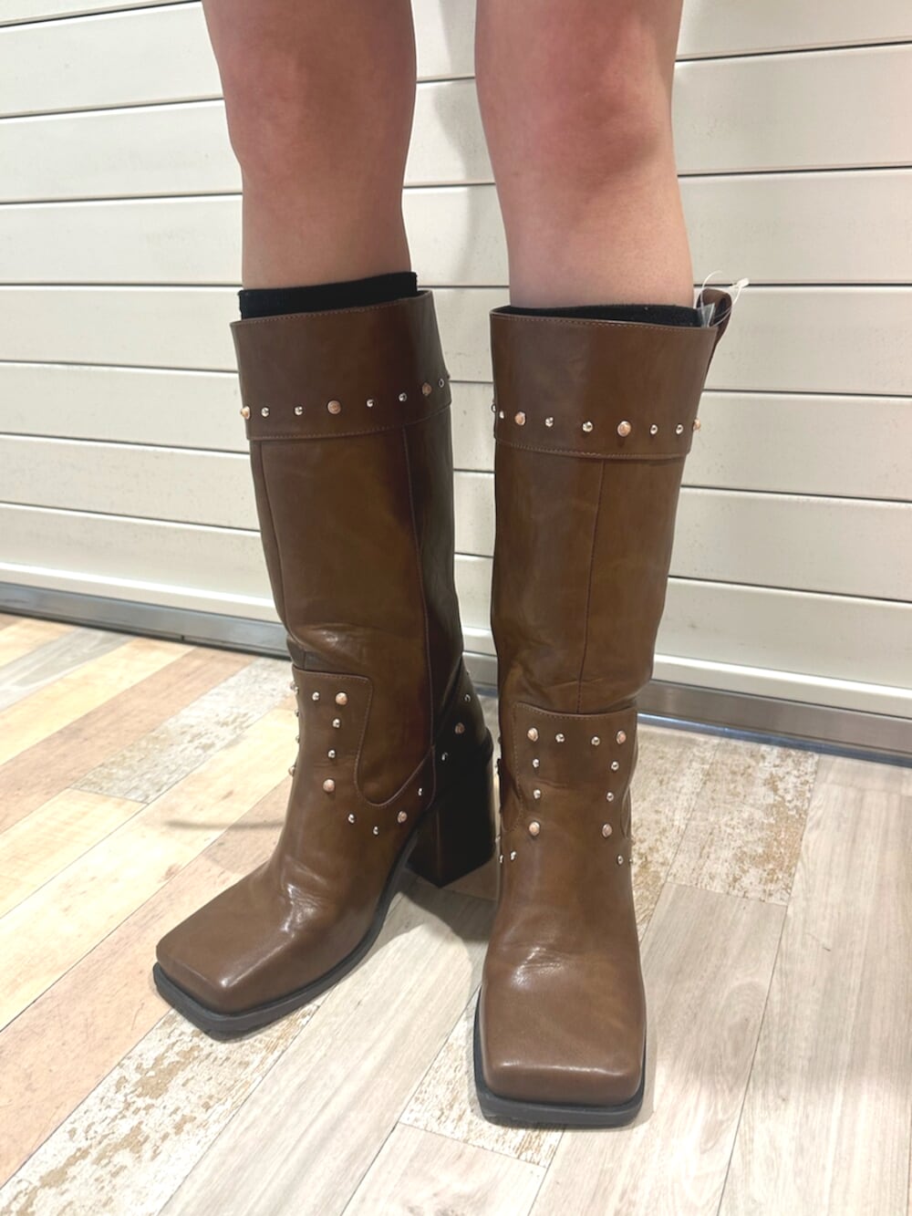 ブラック系のブーツ、ブラック系のワンピース、ホワイト系のTシャツ/カットソーを着用したレディースの夏コーディネートの8枚目の写真