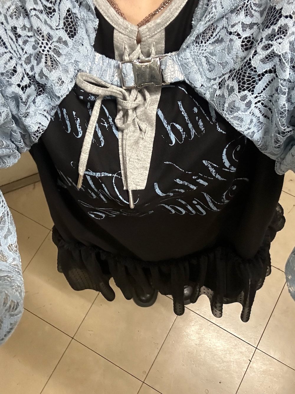 ブラック系のブーツ、ブラック系のワンピース、ブルー系のカーディガン/ボレロを着用したレディースの春コーディネートの7枚目の写真