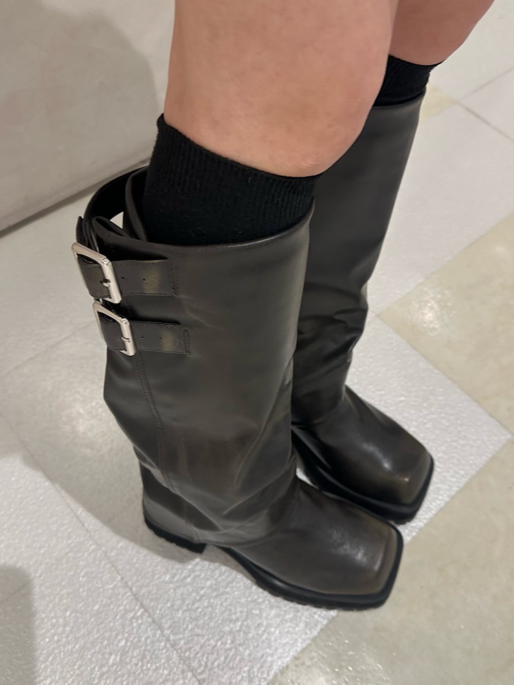 グレー系のその他パンツ、ホワイト系のTシャツ/カットソー、ブルー系のTシャツ/カットソーを着用したレディースの秋コーディネートの10枚目の写真