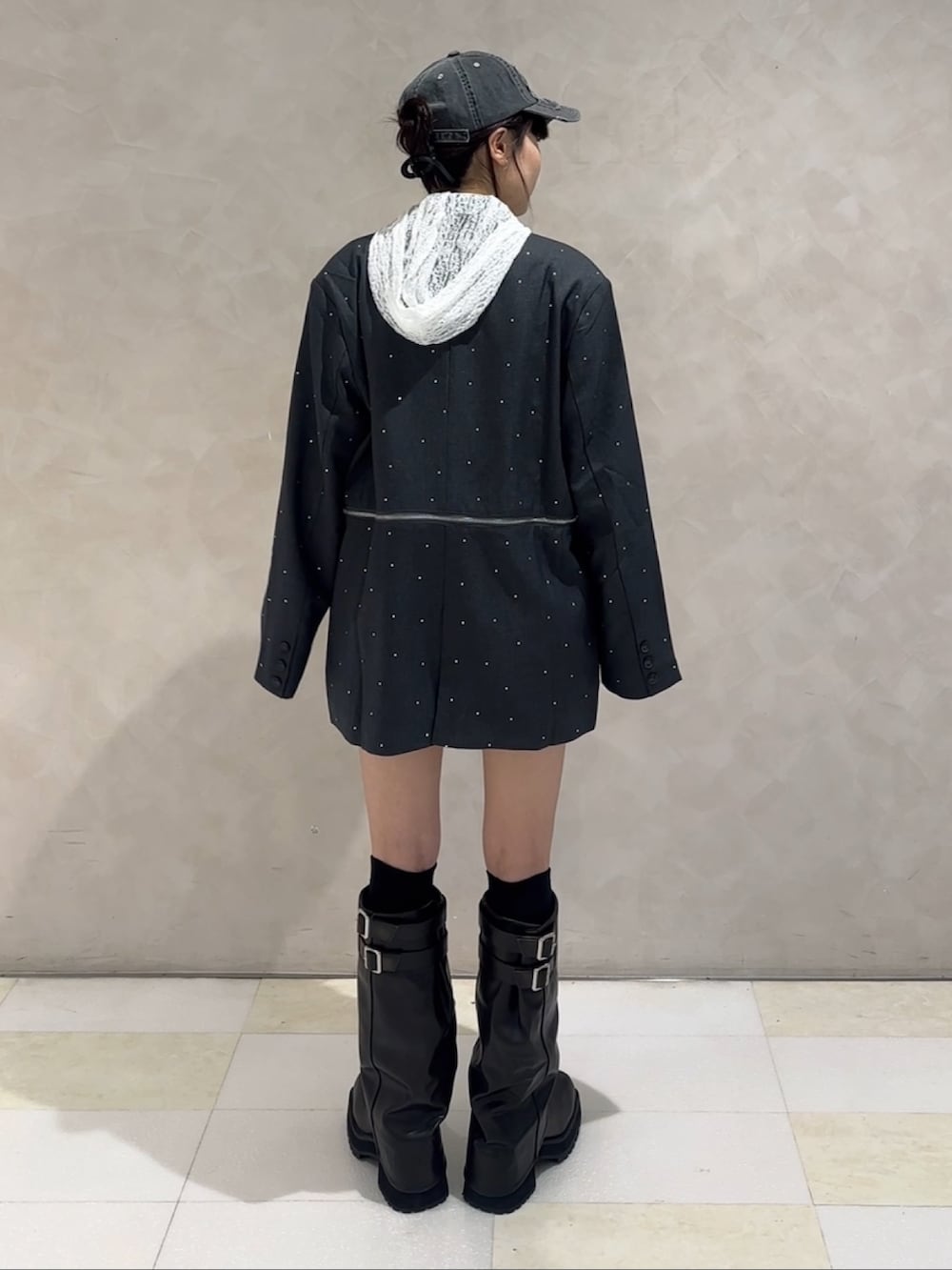 グレー系のその他パンツ、ホワイト系のTシャツ/カットソー、ブルー系のTシャツ/カットソーを着用したレディースの秋コーディネートの4枚目の写真