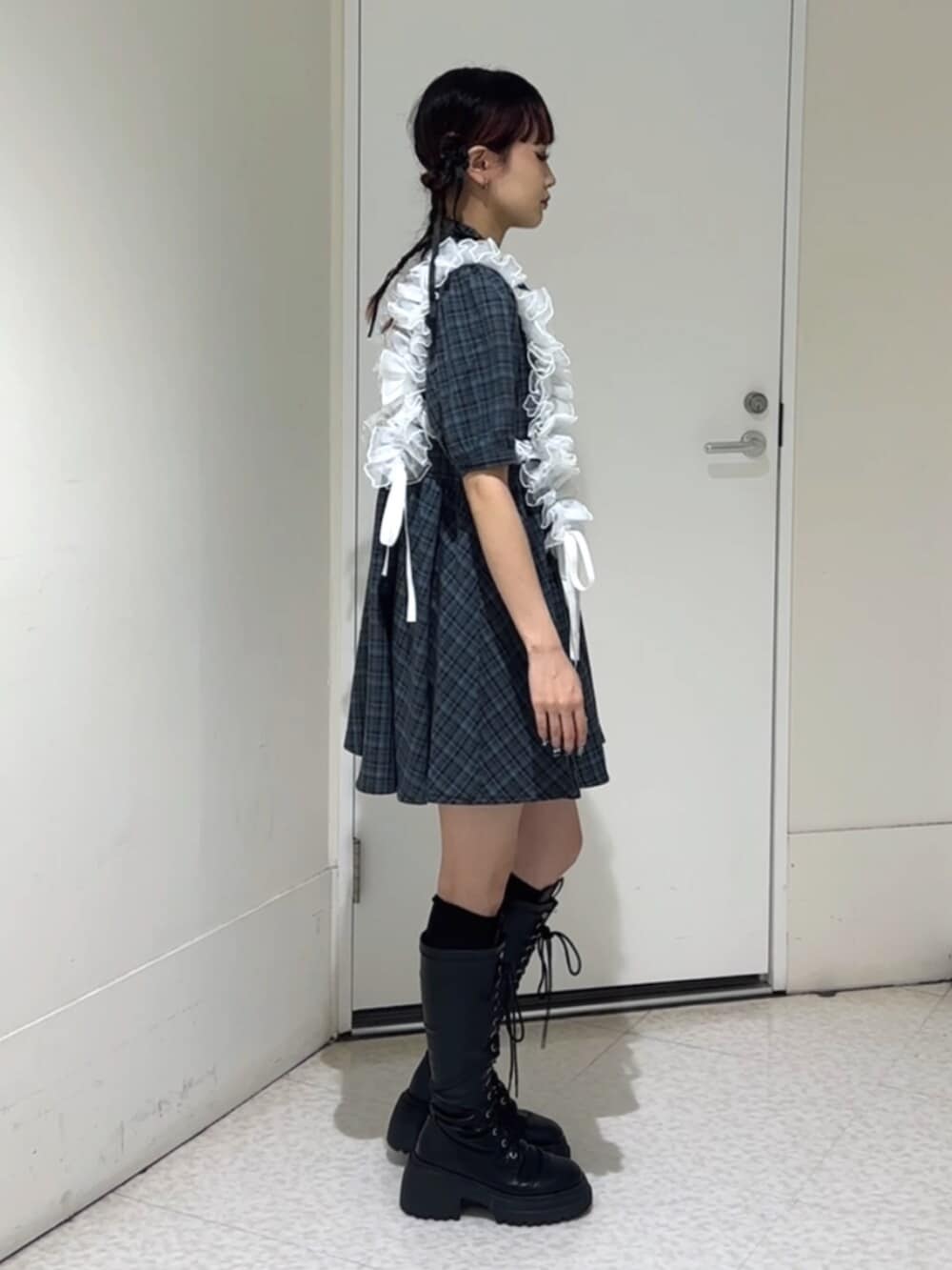 ブラック系のブーツ、ブルー系のワンピース、ホワイト系のベルトを着用したレディースの夏コーディネートの6枚目の写真
