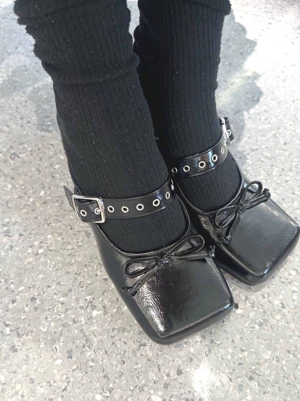 ブラック系のパンプス、ブラック系のスカート、ブラック系のシャツ/ブラウスを着用したレディースの夏コーディネートの8枚目の写真