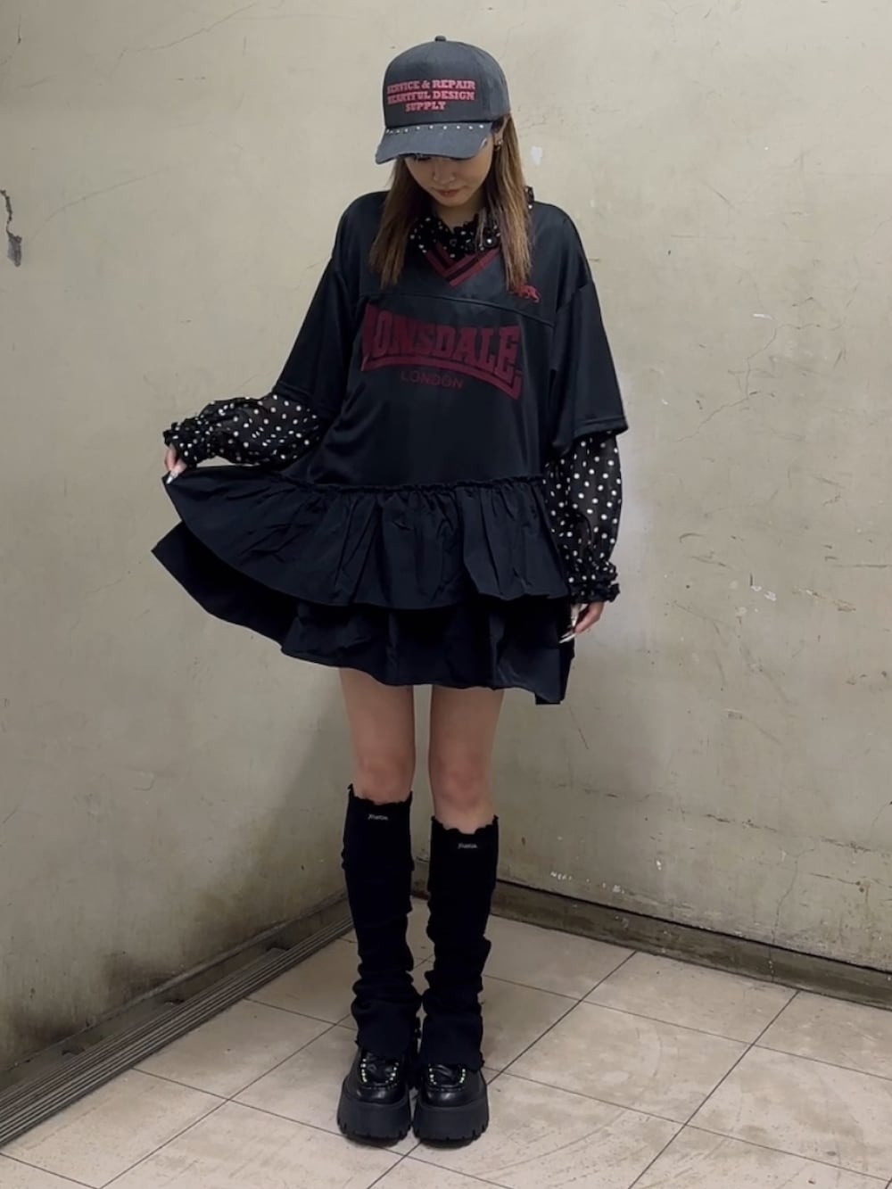 ブルー系のローファー、ブラック系のワンピース、ブラック系のシャツ/ブラウスを着用したレディースの春コーディネートの3枚目の写真