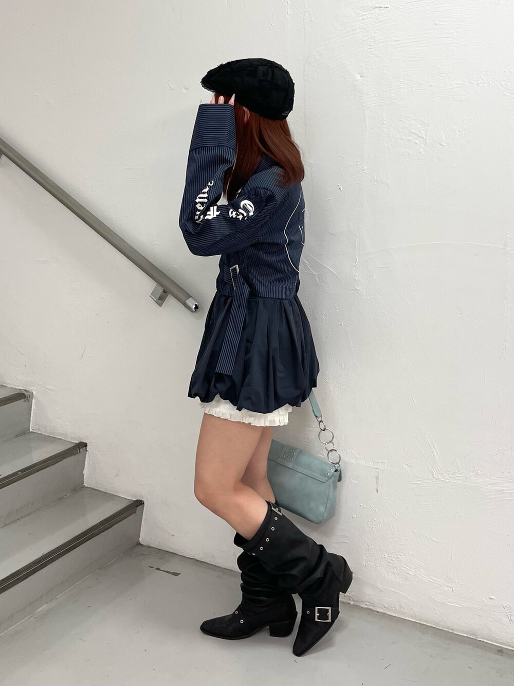 ブルー系のシャツ/ブラウス、ホワイト系のその他パンツ、ブルー系のハンドバッグを着用したレディースの夏コーディネートの3枚目の写真