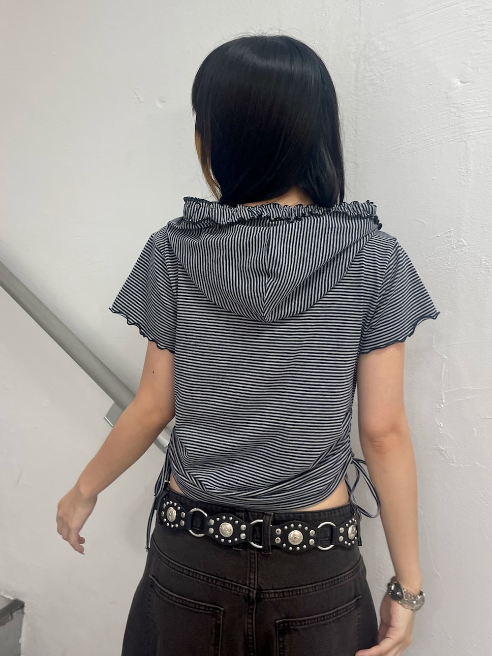 ブルー系のTシャツ/カットソー、ブラック系のデニムパンツ、ブラック系のレッグウォーマーを着用したレディースの夏コーディネートの7枚目の写真