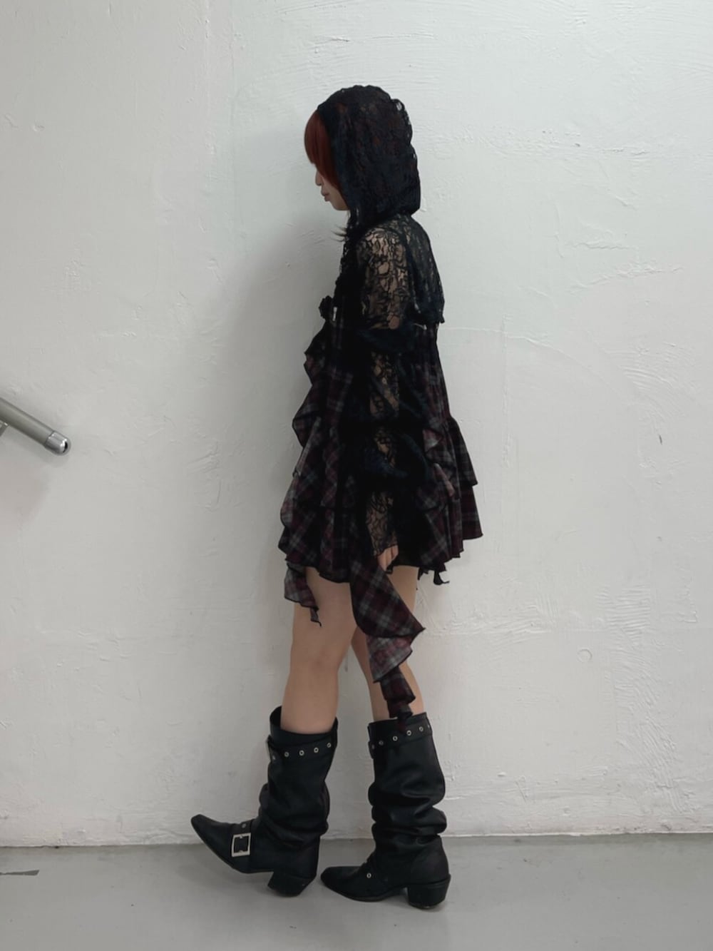 ブラック系のカーディガン/ボレロ、ブラック系のブーツ、レッド系のワンピースを着用したレディースの夏コーディネートの3枚目の写真