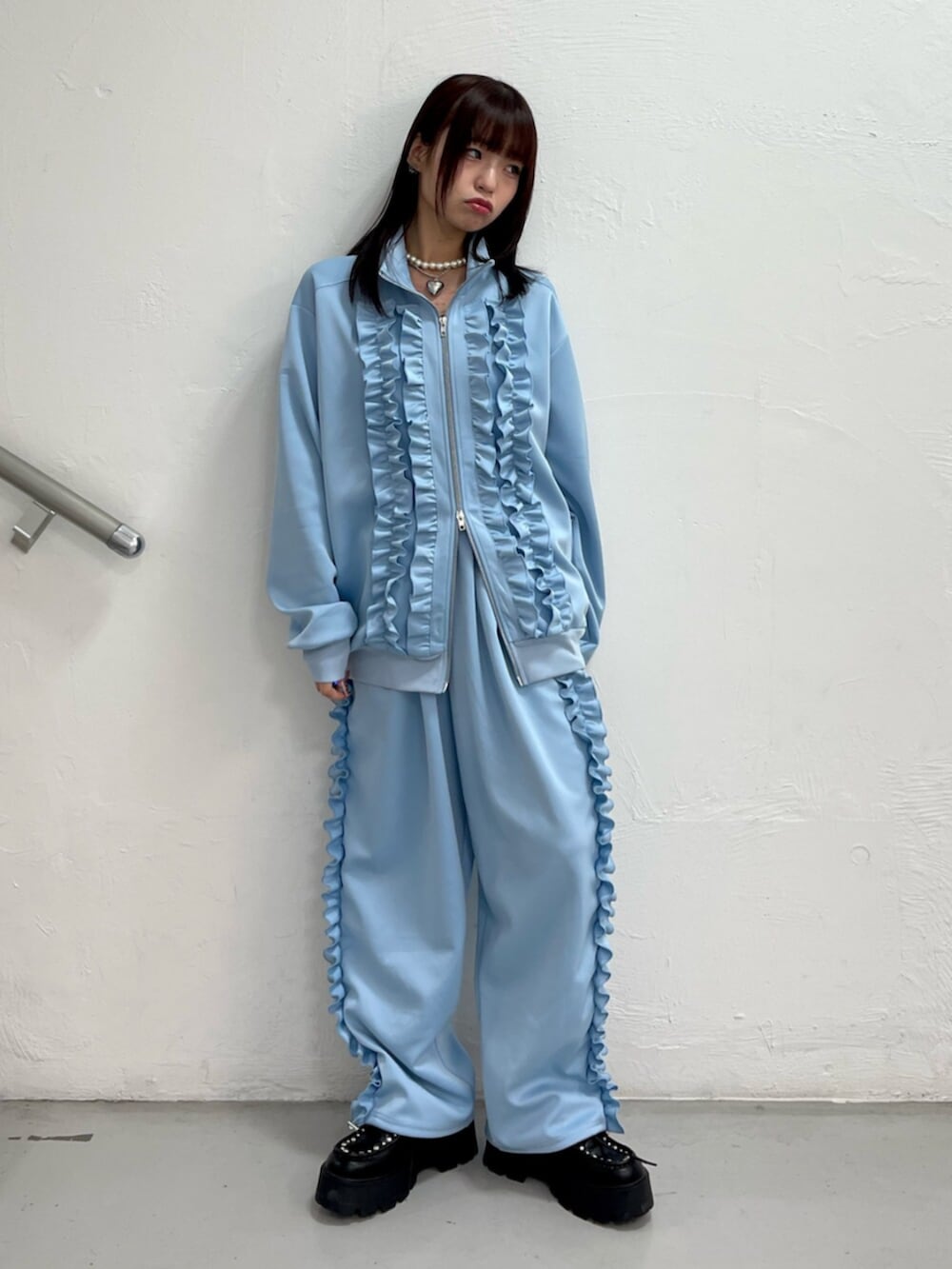 ブルー系のジャージ、ブルー系のその他パンツ、ブラック系のローファーを着用したレディースの冬コーディネートの2枚目の写真