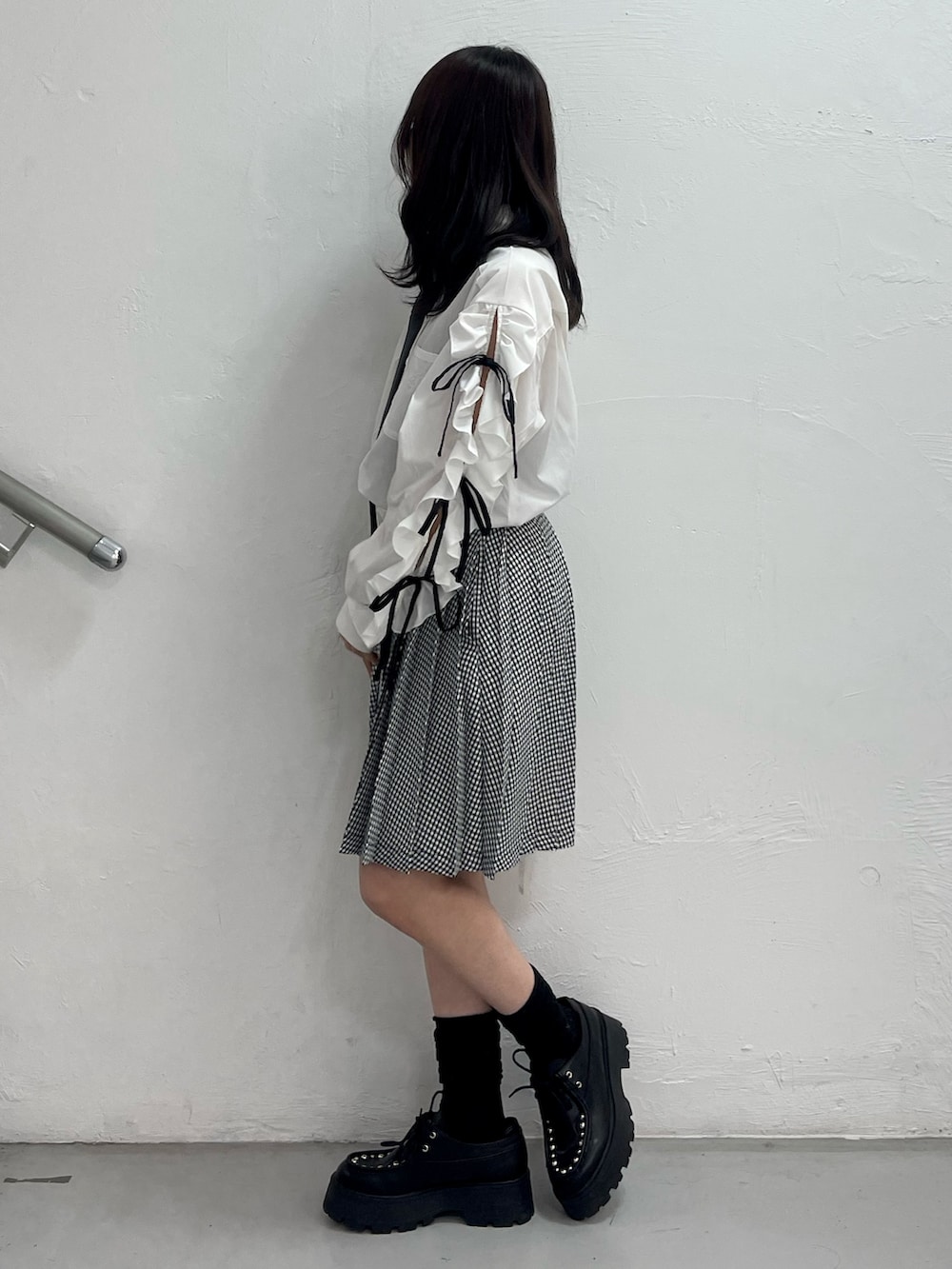 ホワイト系のシャツ/ブラウス、その他のスカート、ブラック系のローファーを着用したレディースの春コーディネートの3枚目の写真