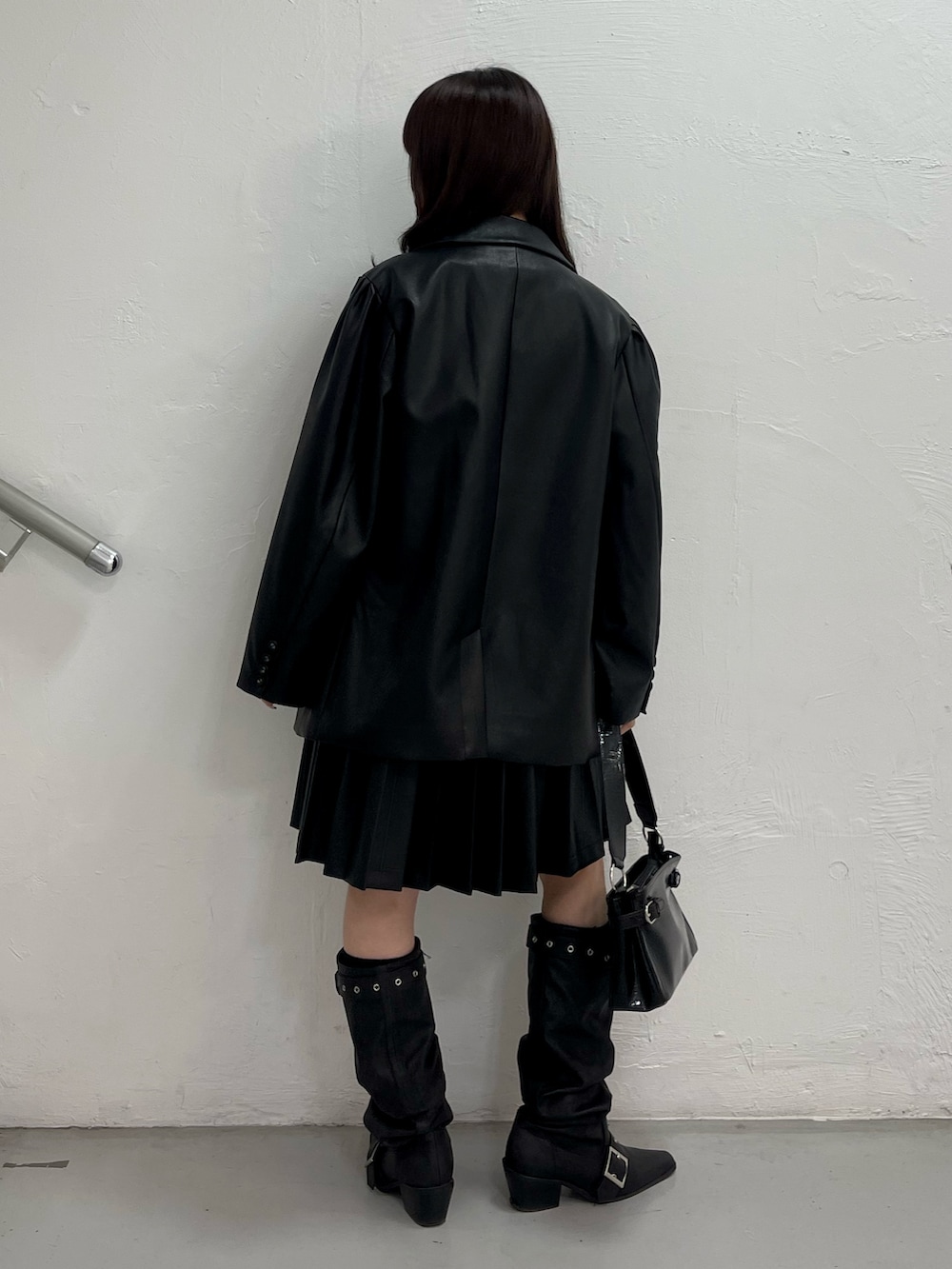 ブラック系のシャツ/ブラウス、ブラック系のスカート、ブラック系のテーラードジャケットを着用したレディースの春コーディネートの4枚目の写真