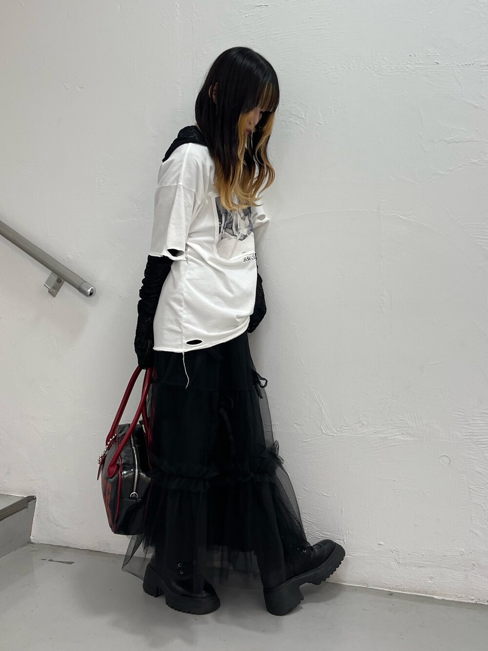 ホワイト系のTシャツ/カットソー、ブラック系のTシャツ/カットソー、ブラック系のスカートを着用したレディースの夏コーディネートの2枚目の写真