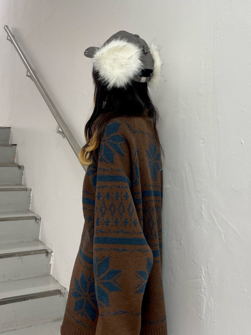 ブラック系のブーツ、レッド系のスカート、ブラウン系のカーディガン/ボレロを着用したレディースの秋コーディネートの5枚目の写真