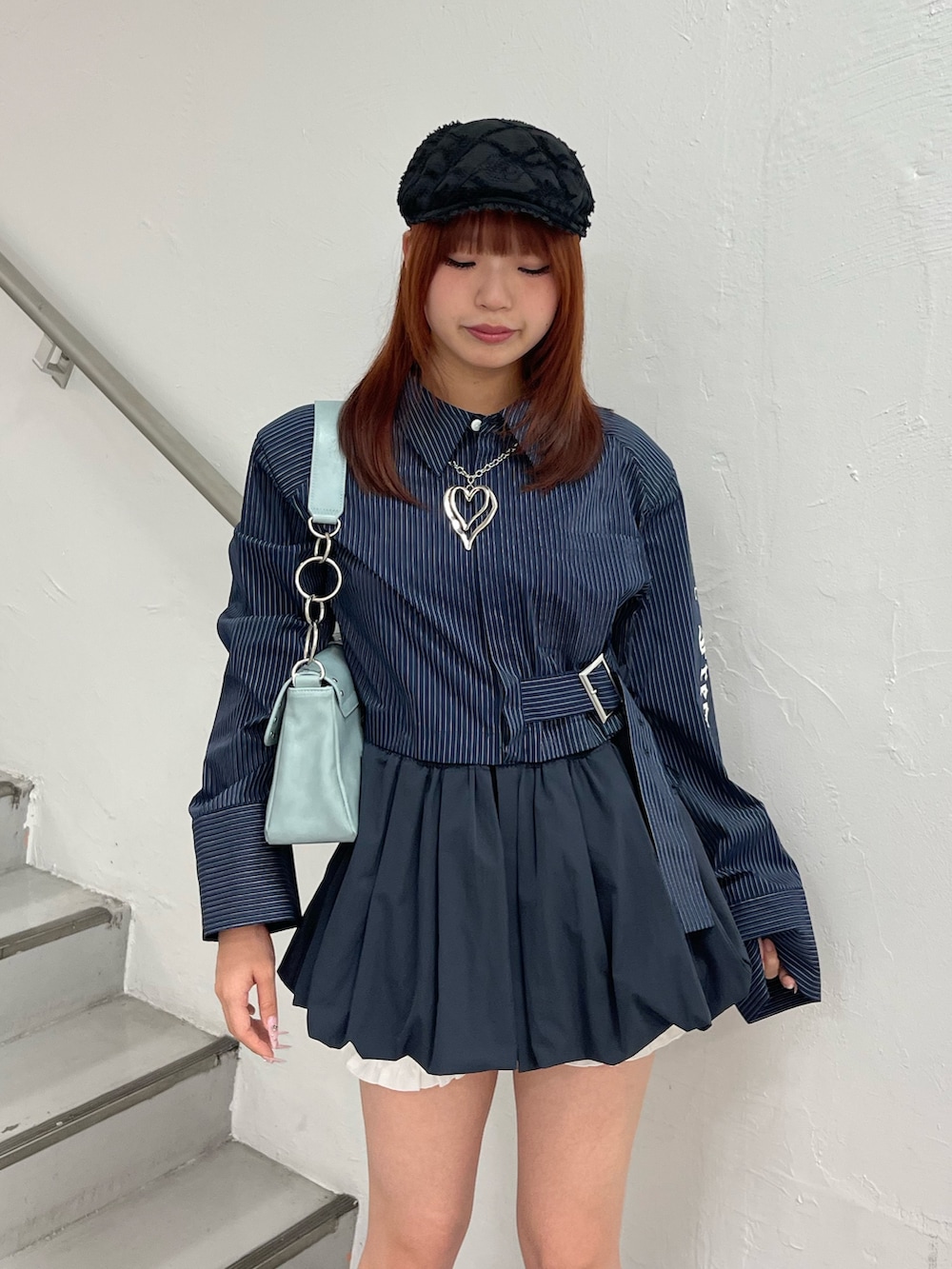 ブルー系のシャツ/ブラウス、ホワイト系のその他パンツ、ブルー系のハンドバッグを着用したレディースの夏コーディネートの5枚目の写真