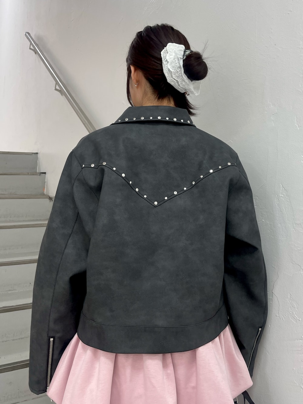 ブラック系のブルゾン、ホワイト系のTシャツ/カットソー、ピンク系のスカートを着用したレディースの冬コーディネートの7枚目の写真