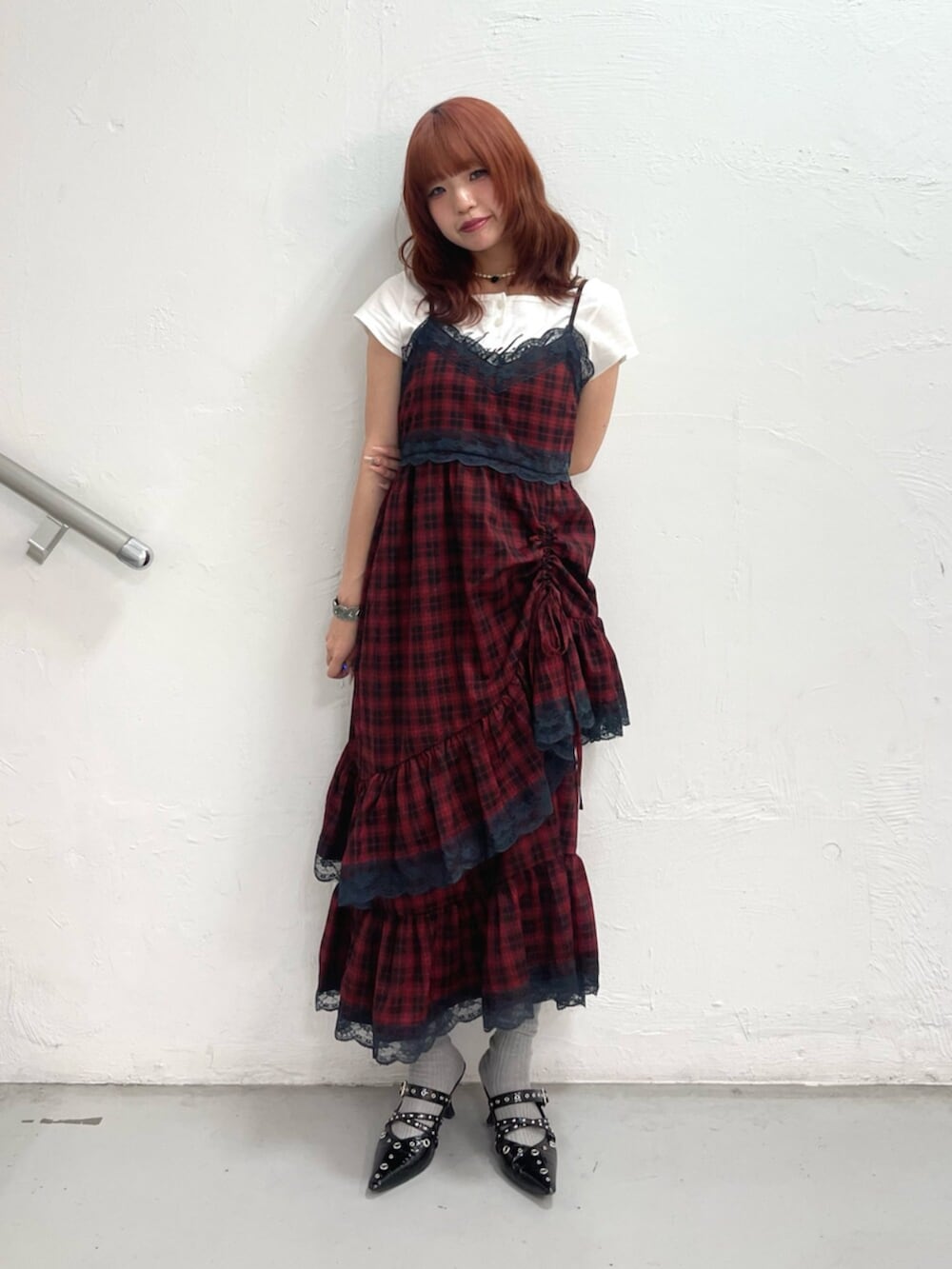 ブラック系のパンプス、ホワイト系のTシャツ/カットソー、レッド系のワンピースを着用したレディースの夏コーディネートの2枚目の写真