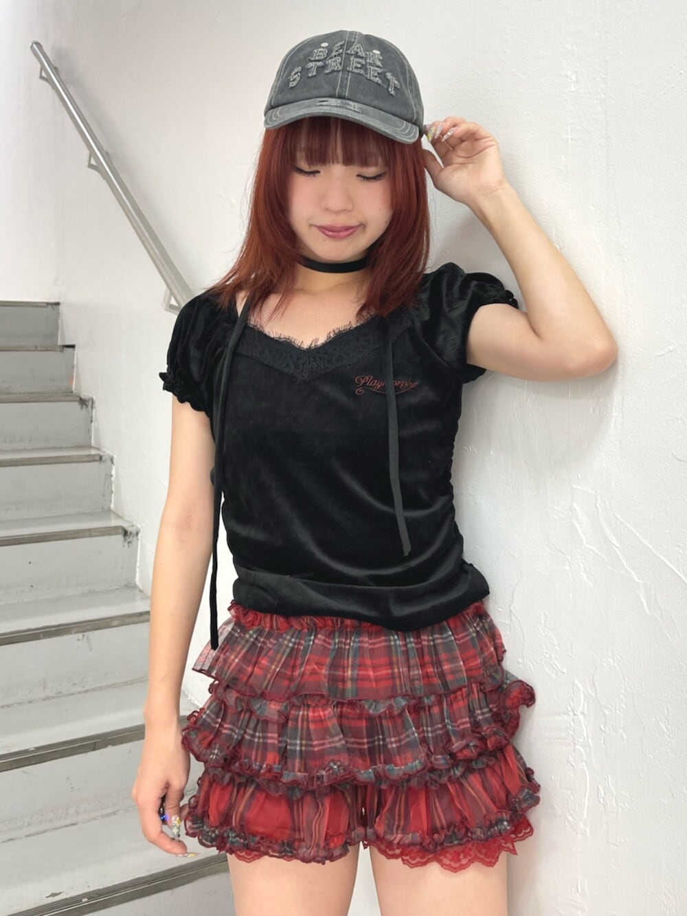 レッド系のその他パンツ、ブラック系のブーツ、ブラック系のTシャツ/カットソーを着用したレディースの夏コーディネートの5枚目の写真