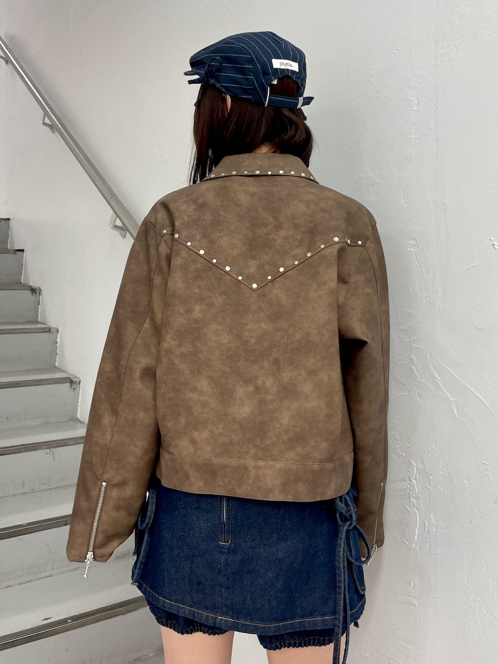 ブラウン系のブルゾン、ブルー系のデニムパンツ、ホワイト系のTシャツ/カットソーを着用したレディースの春コーディネートの8枚目の写真