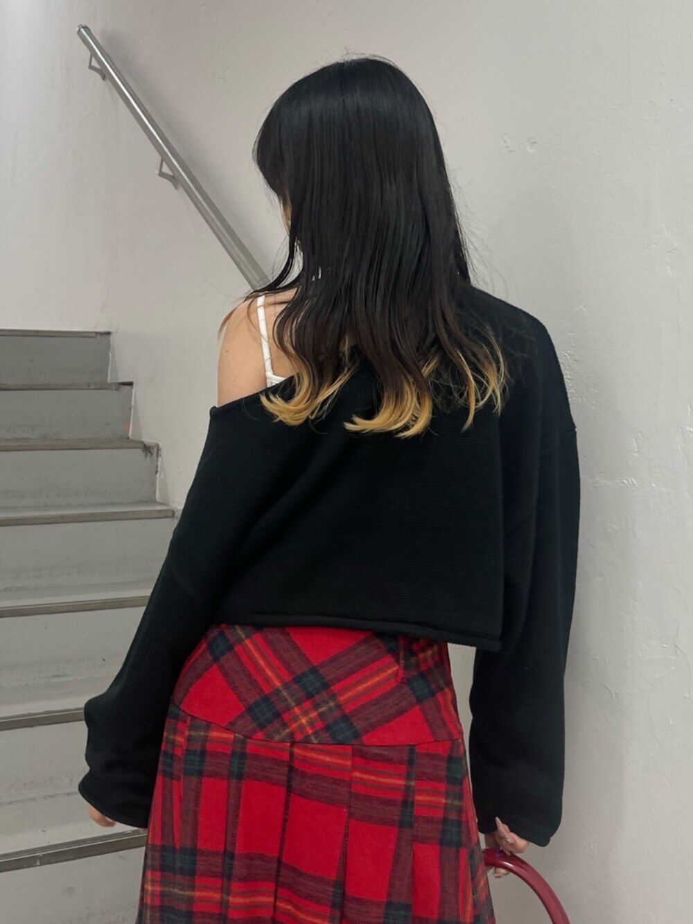 ブラック系のボストンバッグ、ブラック系のブーツ、ブラック系のニット/セーターを着用したレディースの秋コーディネートの6枚目の写真