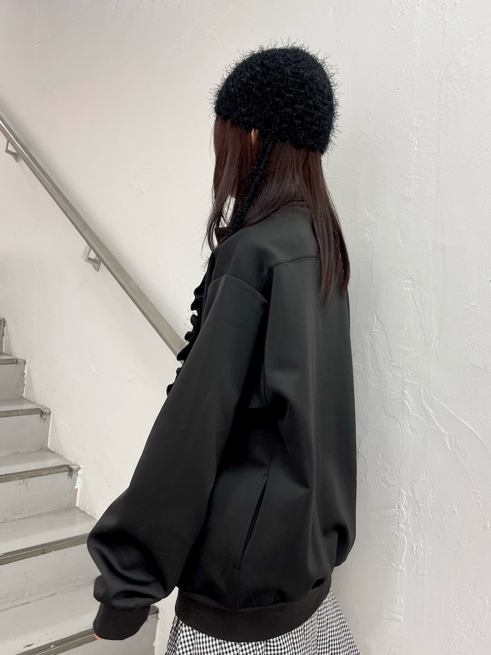 ブラック系のジャージ、その他のスカート、シルバー系のネックレスを着用したレディースの冬コーディネートの6枚目の写真