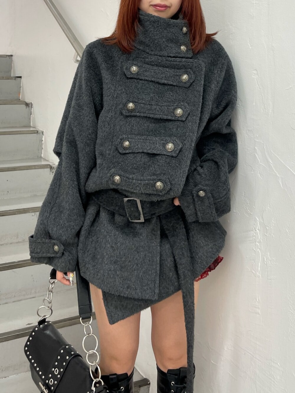 レッド系のその他パンツ、グレー系のその他アウター、ブラック系のハンドバッグを着用したレディースの夏コーディネートの5枚目の写真