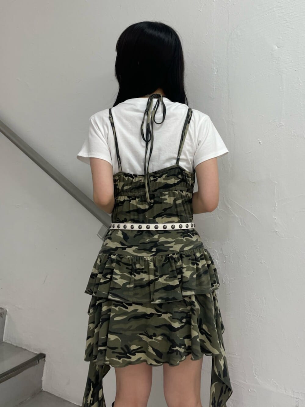 ブラック系のブーツ、グリーン系のワンピース、ホワイト系のTシャツ/カットソーを着用したレディースの夏コーディネートの6枚目の写真