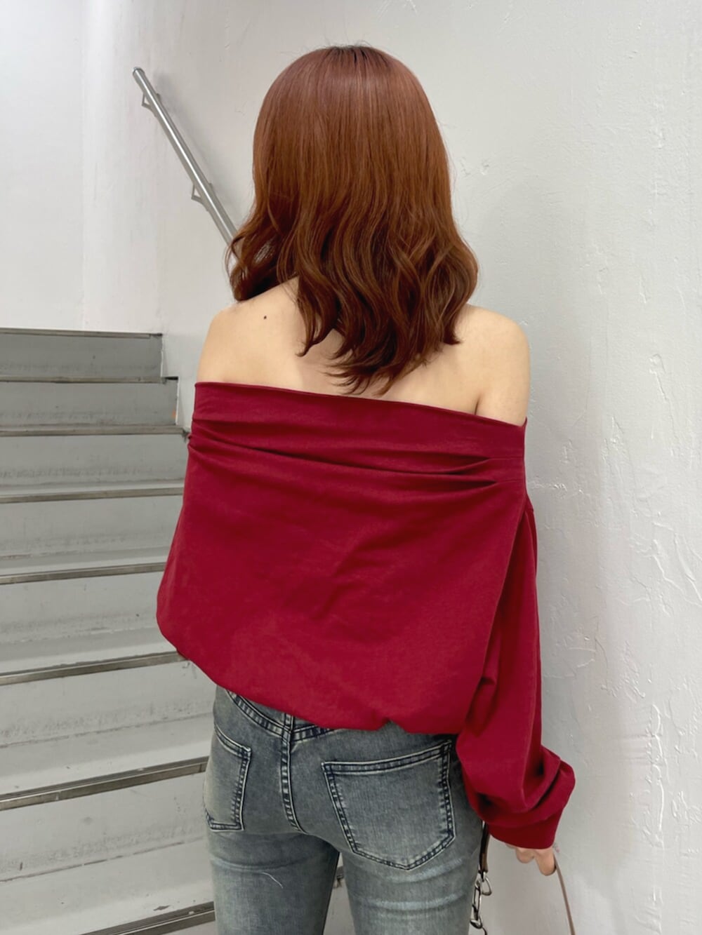 ブラック系のパンプス、ブラウン系のハンドバッグ、レッド系のTシャツ/カットソーを着用したレディースの夏コーディネートの7枚目の写真