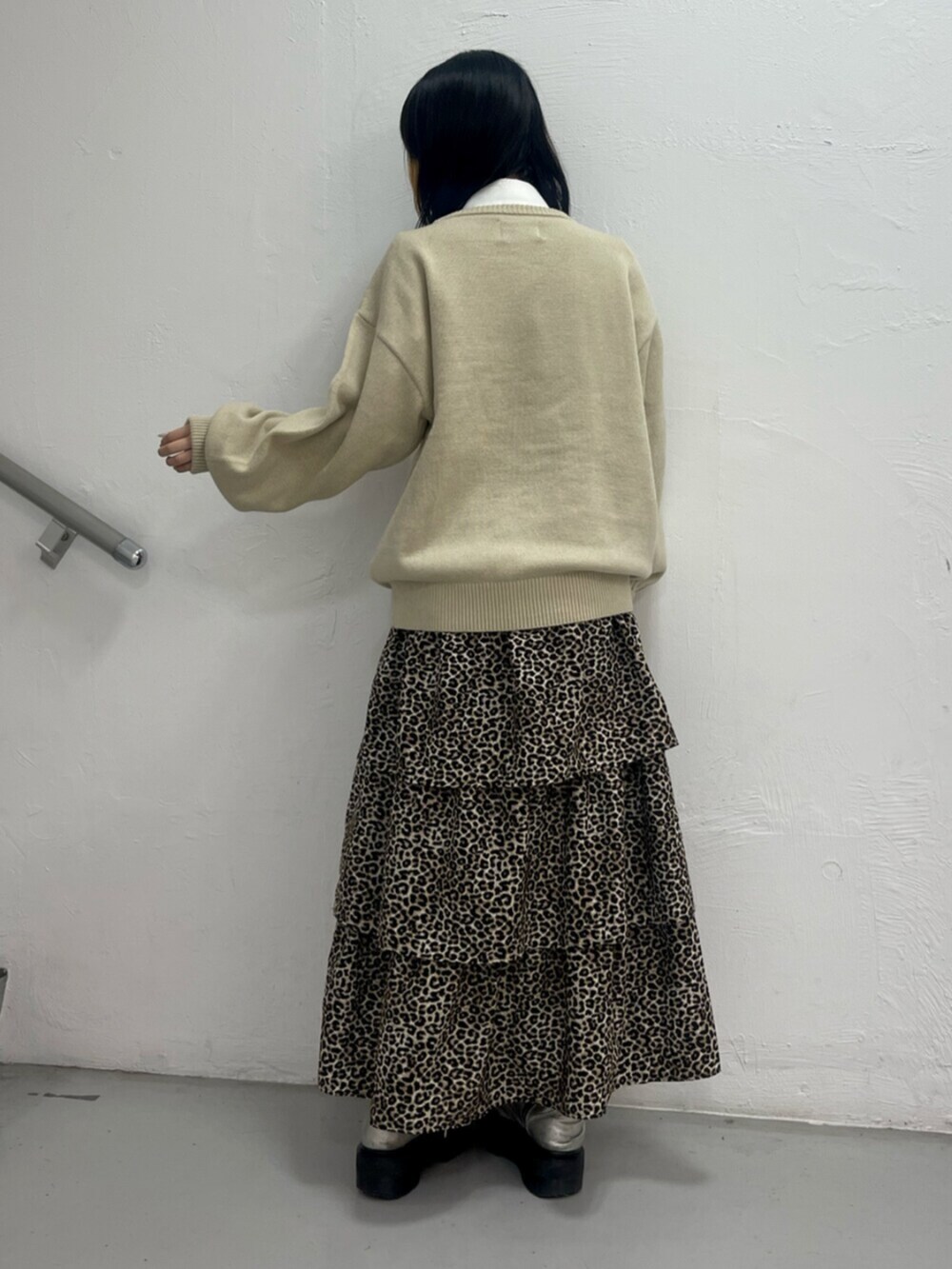 ブラウン系のスカート、ホワイト系のニット/セーター、ホワイト系のシャツ/ブラウスを着用したレディースの秋コーディネートの3枚目の写真