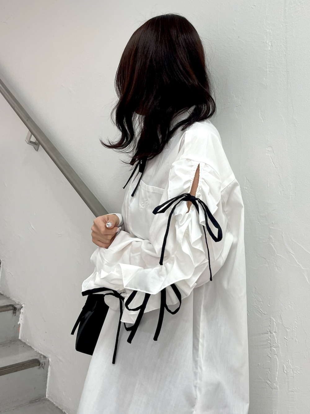 ホワイト系のシャツ/ブラウス、ホワイト系のその他パンツ、ブラック系のブーツを着用したレディースの春コーディネートの6枚目の写真