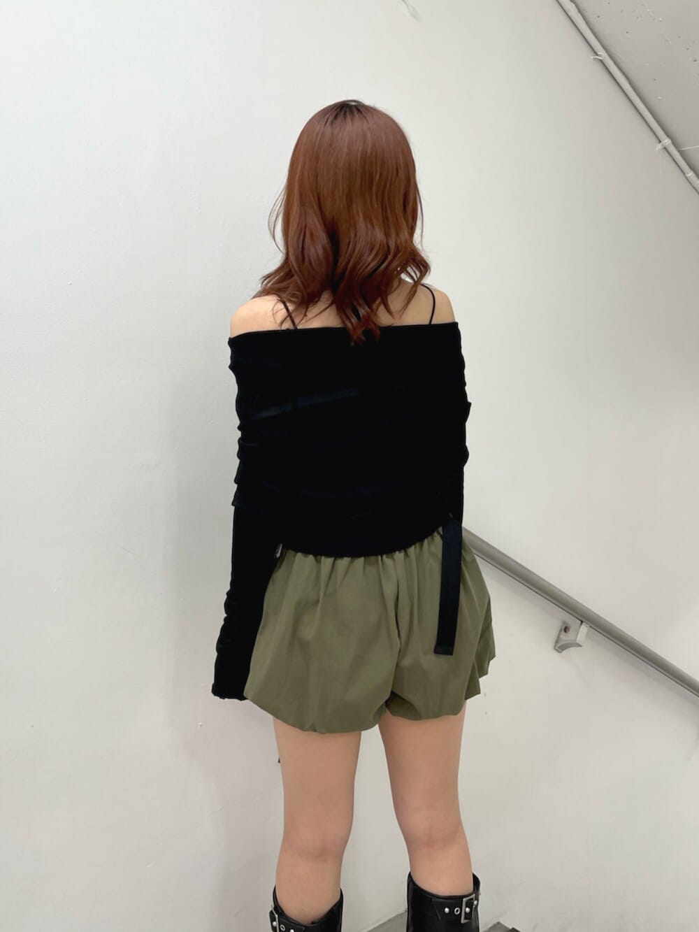 ベージュ系のその他パンツ、ブラック系のTシャツ/カットソー、ブラック系のブーツを着用したレディースの夏コーディネートの7枚目の写真