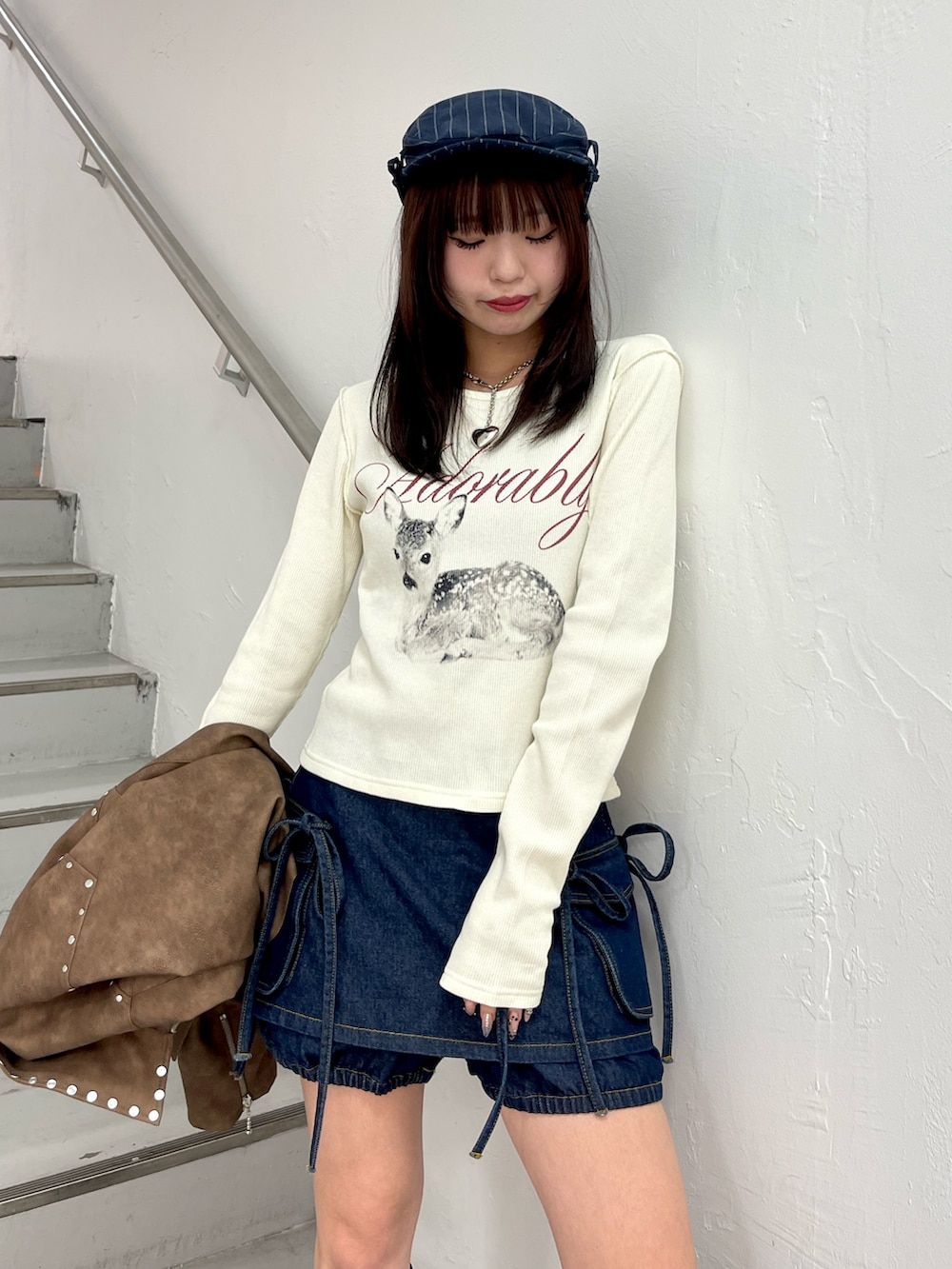 ブラウン系のブルゾン、ブルー系のデニムパンツ、ホワイト系のTシャツ/カットソーを着用したレディースの春コーディネートの5枚目の写真