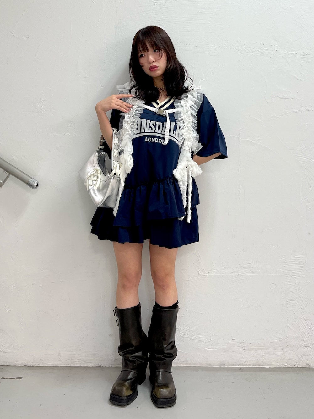 ブルー系のワンピース、シルバー系のハンドバッグ、ホワイト系のベルトを着用したレディースの冬コーディネートの2枚目の写真