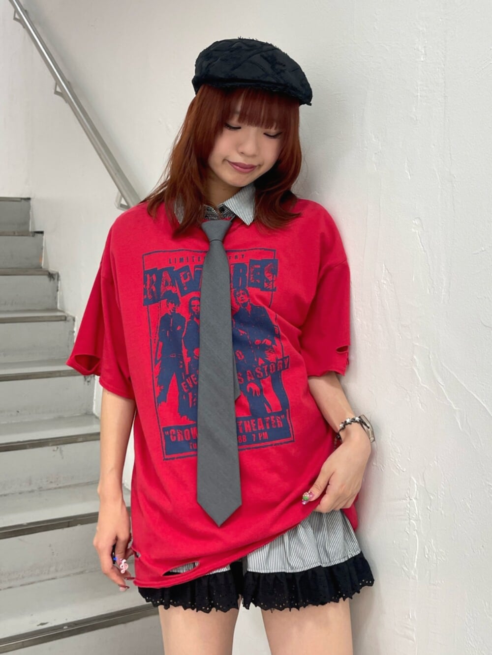 ブラック系のブーツ、レッド系のTシャツ/カットソー、ブラック系のシャツ/ブラウスを着用したレディースの夏コーディネートの5枚目の写真