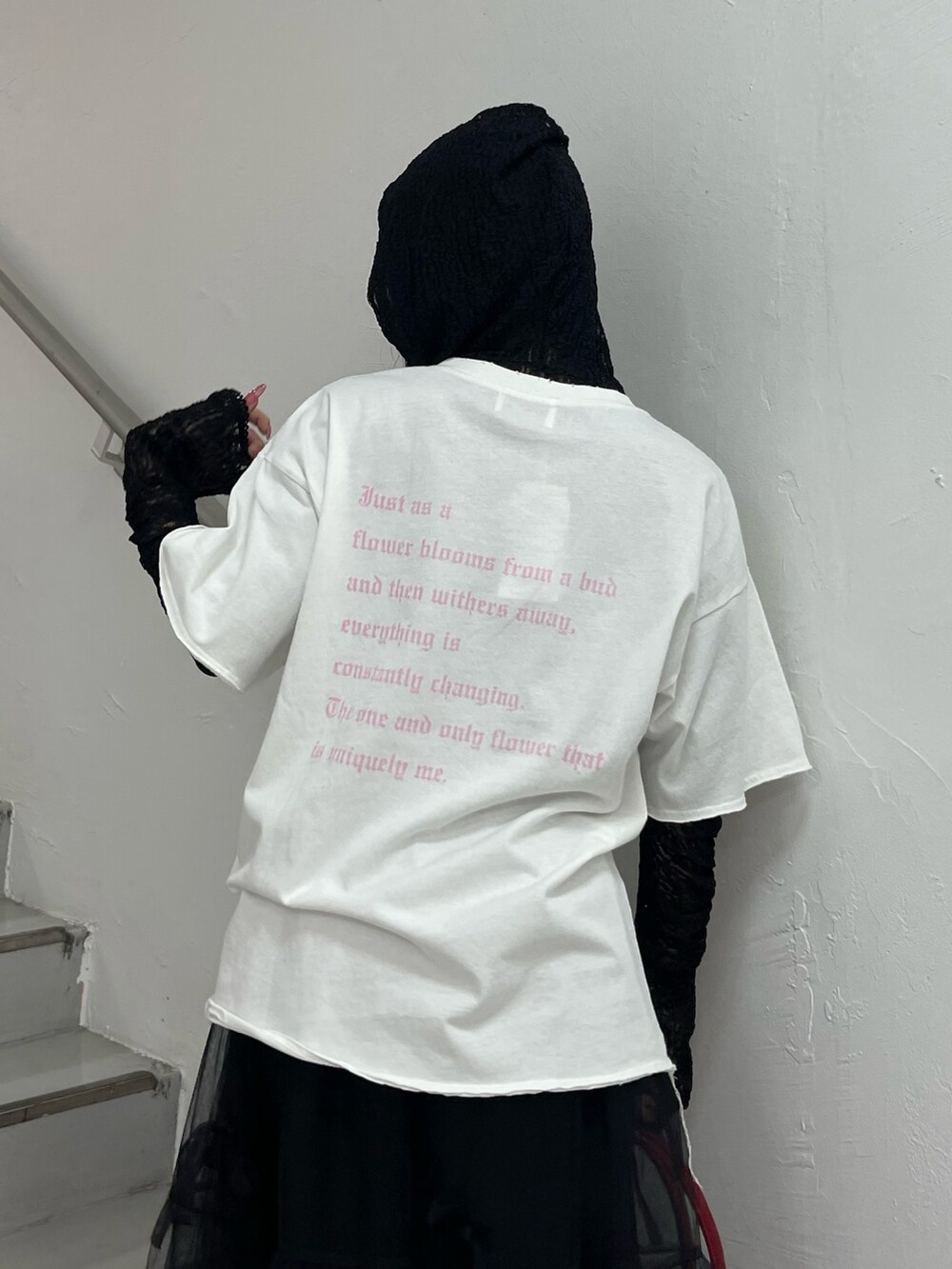 ホワイト系のTシャツ/カットソー、ブラック系のTシャツ/カットソー、ブラック系のスカートを着用したレディースの夏コーディネートの7枚目の写真