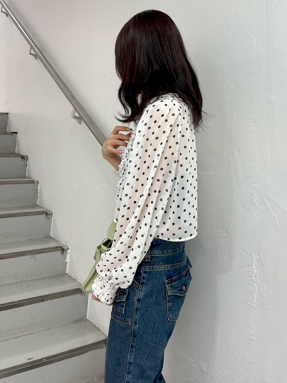 ホワイト系のシャツ/ブラウス、ブルー系のデニムパンツ、グリーン系のハンドバッグを着用したレディースの春コーディネートの6枚目の写真