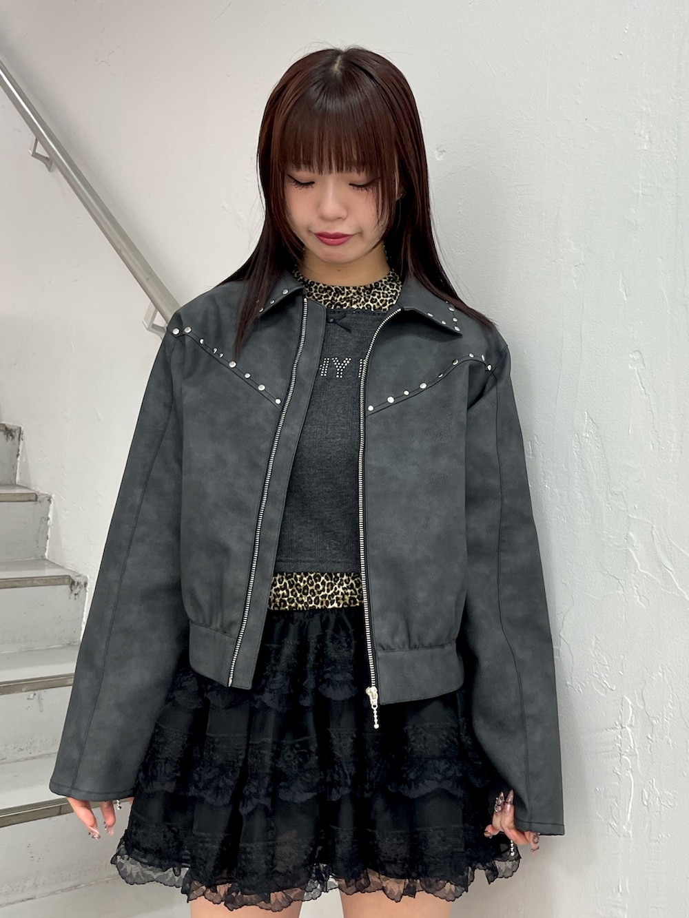 ブラック系のブルゾン、ブラック系のその他パンツ、ブラック系のTシャツ/カットソーを着用したレディースの冬コーディネートの4枚目の写真