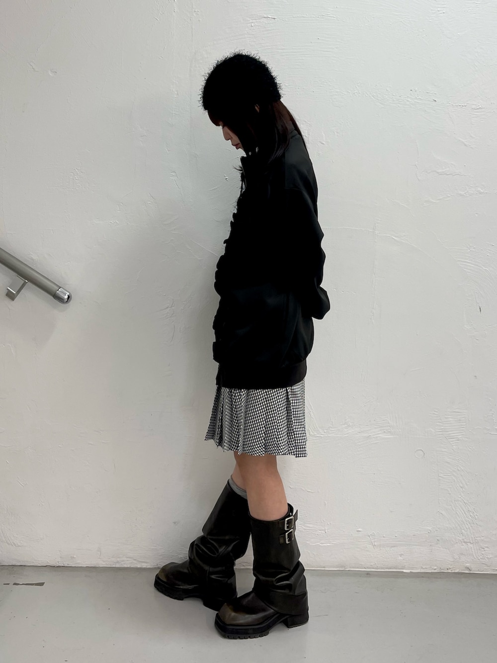 ブラック系のジャージ、その他のスカート、シルバー系のネックレスを着用したレディースの冬コーディネートの3枚目の写真