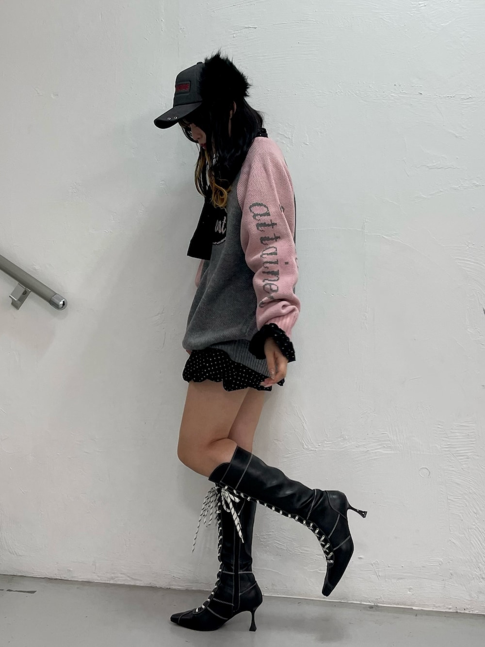 ホワイト系のシャツ/ブラウス、グレー系のニット/セーター、ブラック系のスカートを着用したレディースの秋コーディネートの2枚目の写真