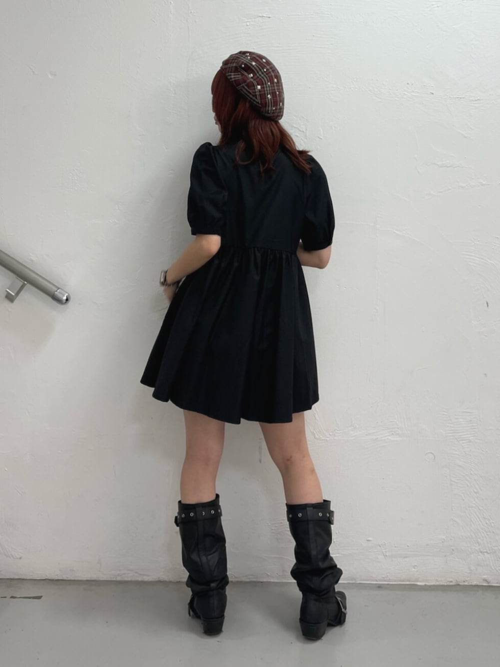 ブラック系のブーツ、ブラック系のワンピース、レッド系のハンチング/ベレー帽を着用したレディースの夏コーディネートの4枚目の写真