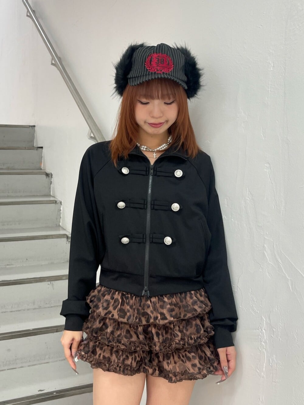 ブラウン系のその他パンツ、ブラック系のブーツ、ブラック系のその他アウターを着用したレディースの秋コーディネートの5枚目の写真