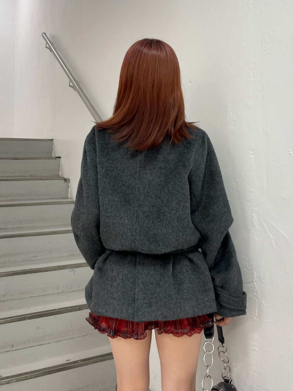 レッド系のその他パンツ、グレー系のその他アウター、ブラック系のハンドバッグを着用したレディースの夏コーディネートの7枚目の写真
