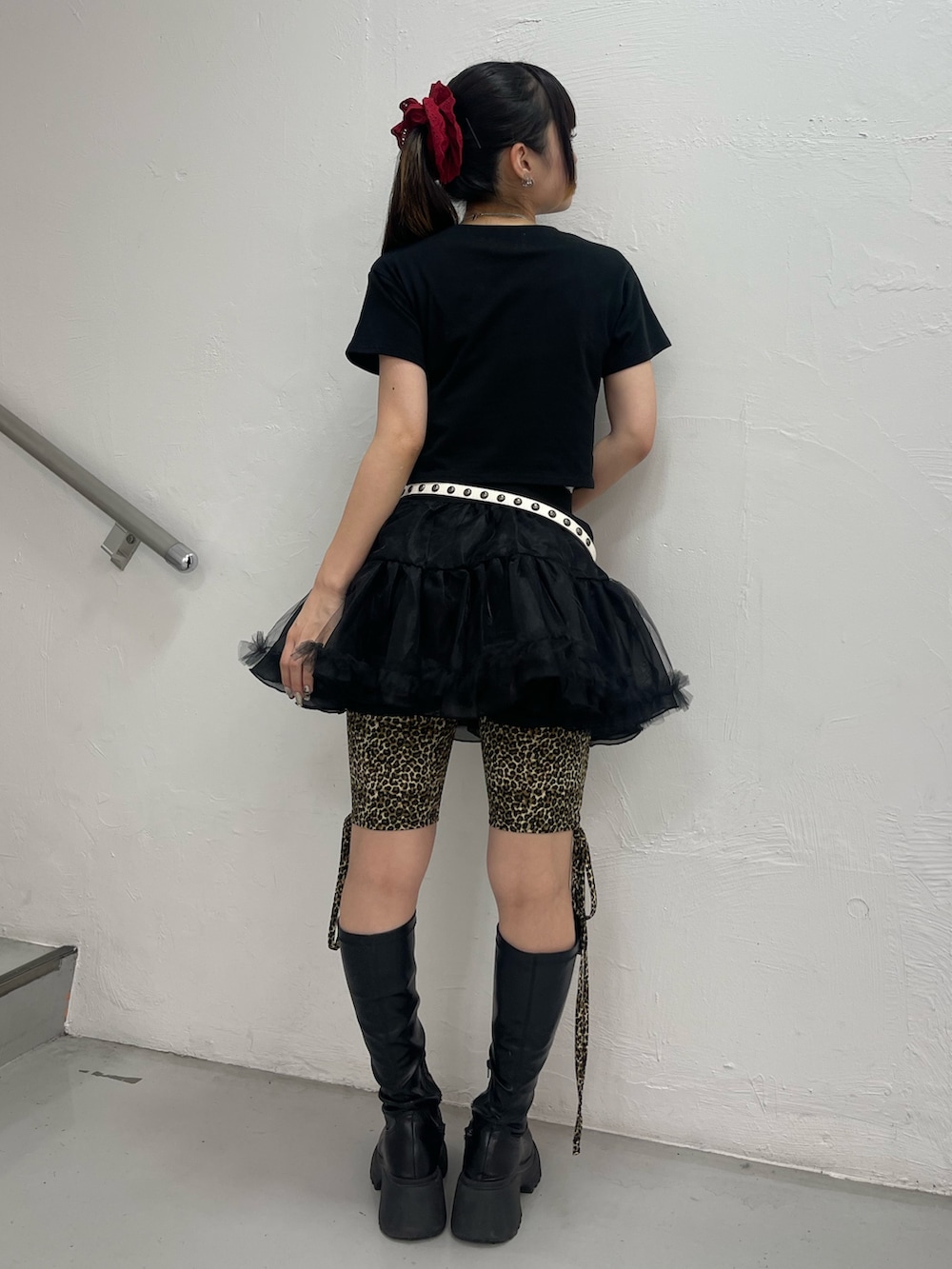 ブラック系のスカート、ブラウン系のその他パンツ、ブラック系のブーツを着用したレディースの夏コーディネートの3枚目の写真