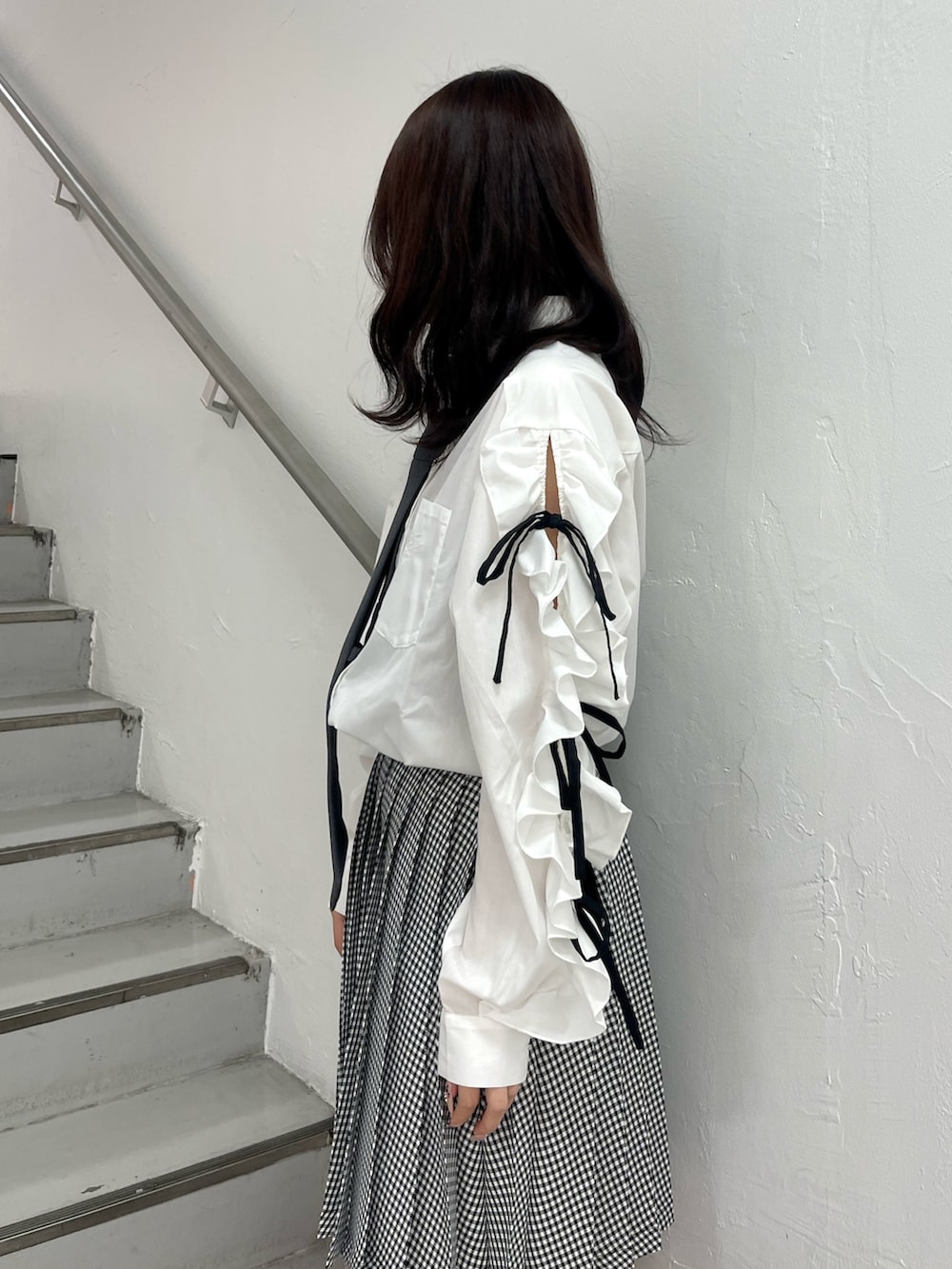 ホワイト系のシャツ/ブラウス、その他のスカート、ブラック系のローファーを着用したレディースの春コーディネートの6枚目の写真