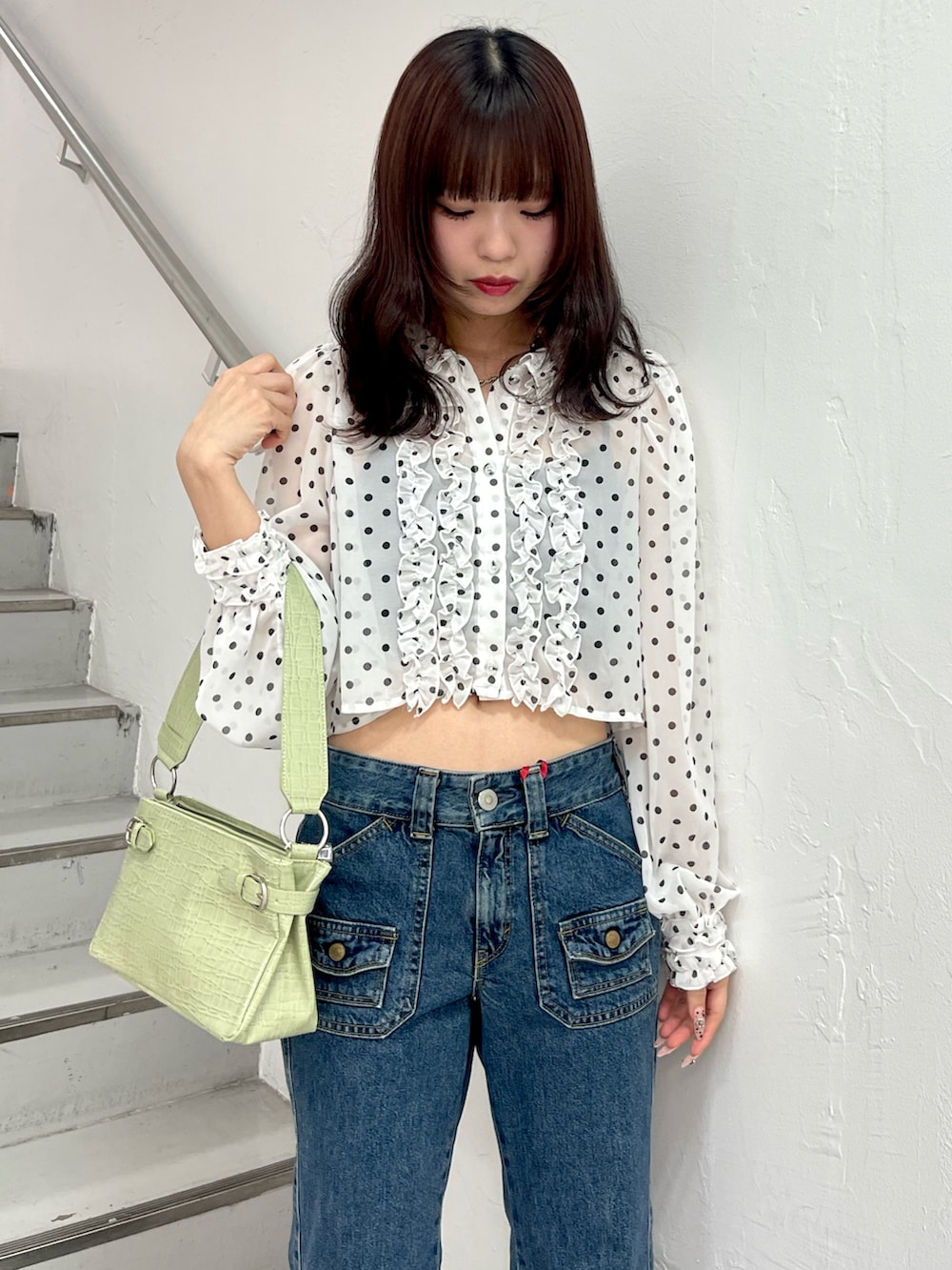 ホワイト系のシャツ/ブラウス、ブルー系のデニムパンツ、グリーン系のハンドバッグを着用したレディースの春コーディネートの5枚目の写真