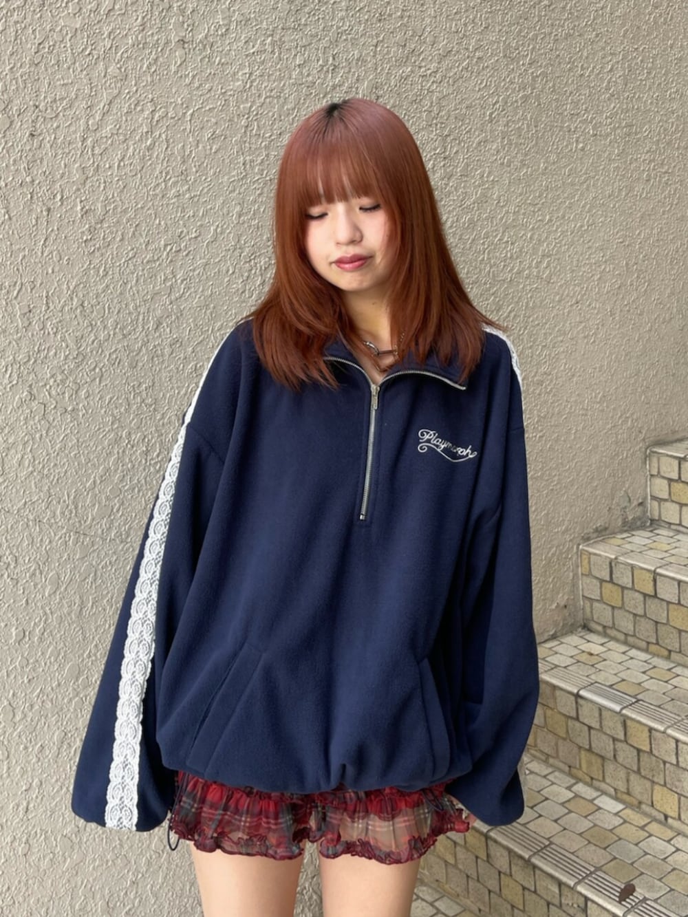 レッド系のその他パンツ、ブルー系のTシャツ/カットソー、ブラック系のブーツを着用したレディースの夏コーディネートの5枚目の写真