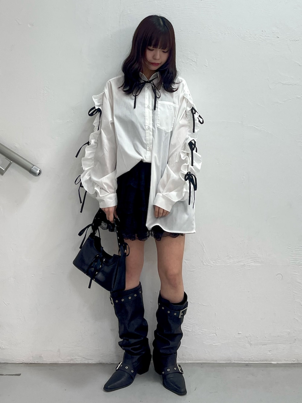 ホワイト系のシャツ/ブラウス、ホワイト系のその他パンツ、ブラック系のブーツを着用したレディースの春コーディネートの2枚目の写真
