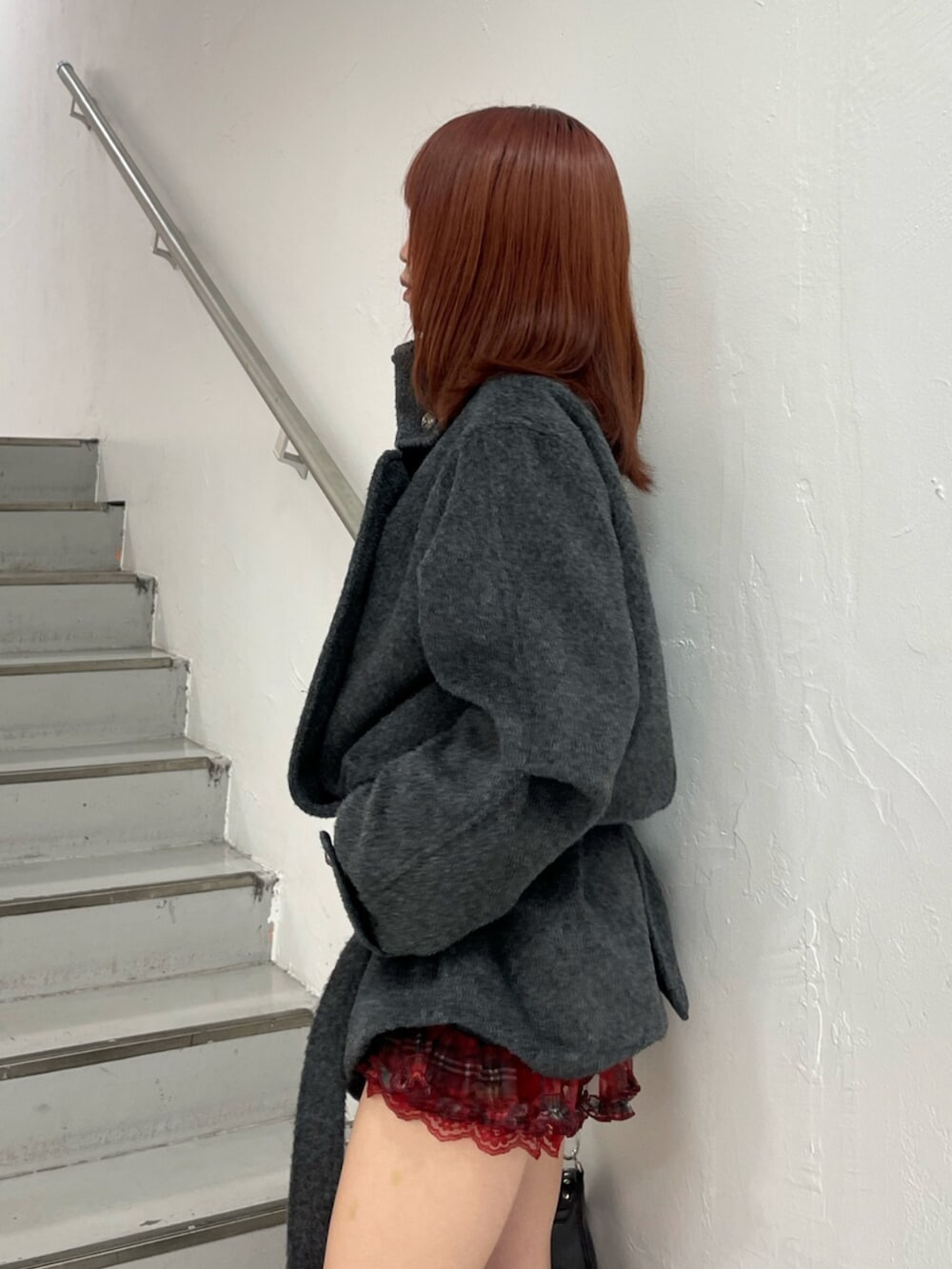 レッド系のその他パンツ、グレー系のその他アウター、ブラック系のハンドバッグを着用したレディースの夏コーディネートの6枚目の写真