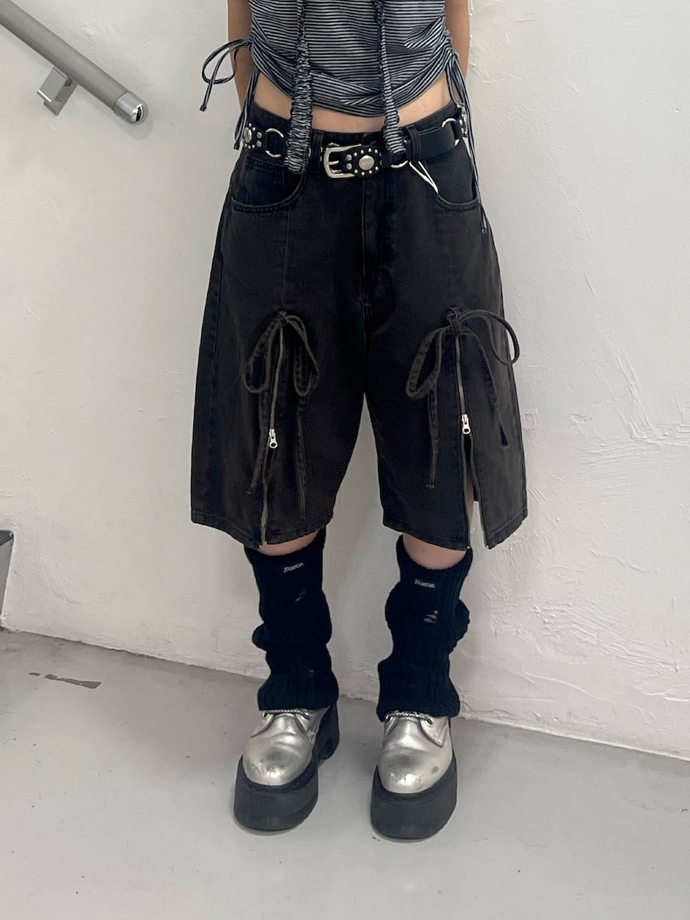 ブルー系のTシャツ/カットソー、ブラック系のデニムパンツ、ブラック系のレッグウォーマーを着用したレディースの夏コーディネートの4枚目の写真