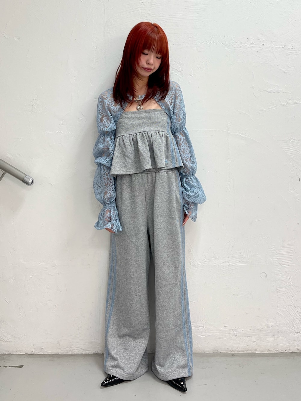 ブルー系のカーディガン/ボレロ、グレー系のその他パンツ、グレー系のキャミソールを着用したレディースの春コーディネートの2枚目の写真